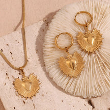 Conjunto Radiante Amor: Collar y Pendientes Chapados en Oro 18K